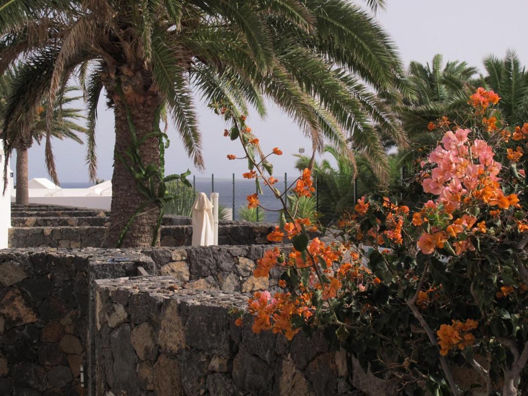 Bungalow Goa Pool View, Playa Roca Residence Sea Front Access - Free Ac - Wifi Costa Teguise Extérieur photo