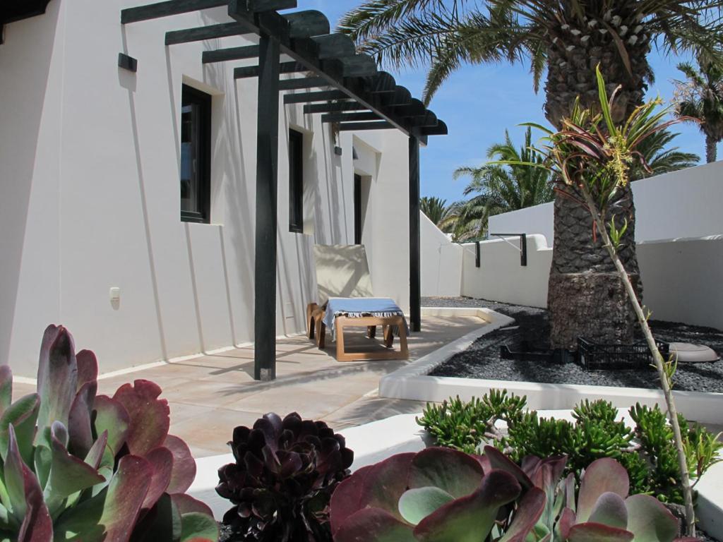 Bungalow Goa Pool View, Playa Roca Residence Sea Front Access - Free Ac - Wifi Costa Teguise Extérieur photo
